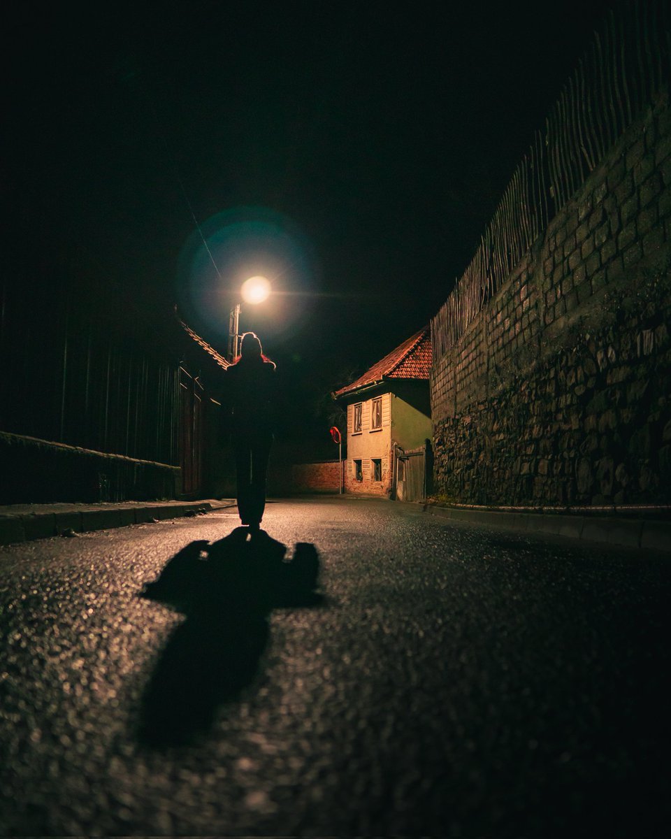 alex_windu's tweet photo. The dark nights of December. #NightPhotography #darkalley #streetphotography https://t.co/d6DZDOMLI4
