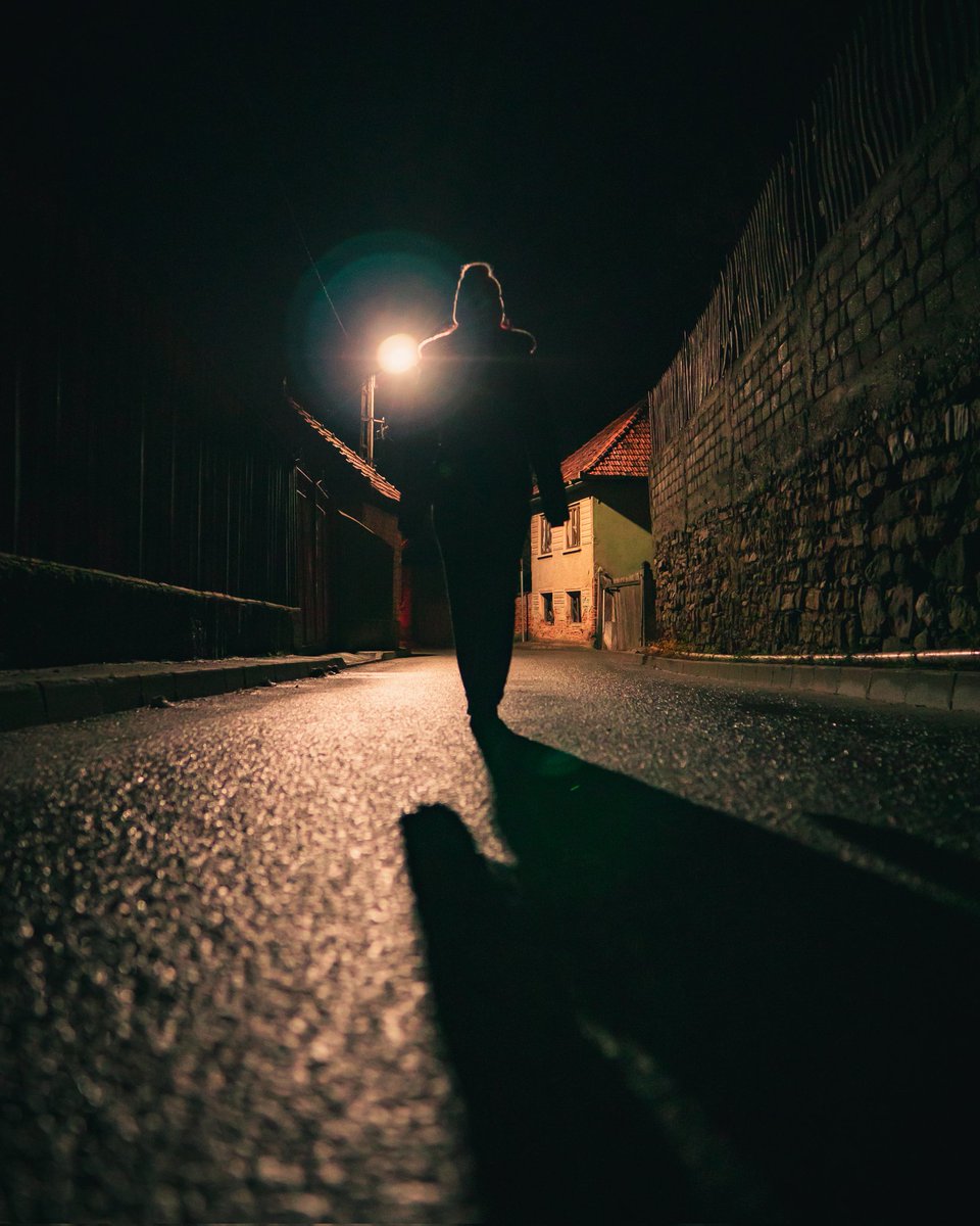 alex_windu's tweet photo. The dark nights of December. #NightPhotography #darkalley #streetphotography https://t.co/d6DZDOMLI4