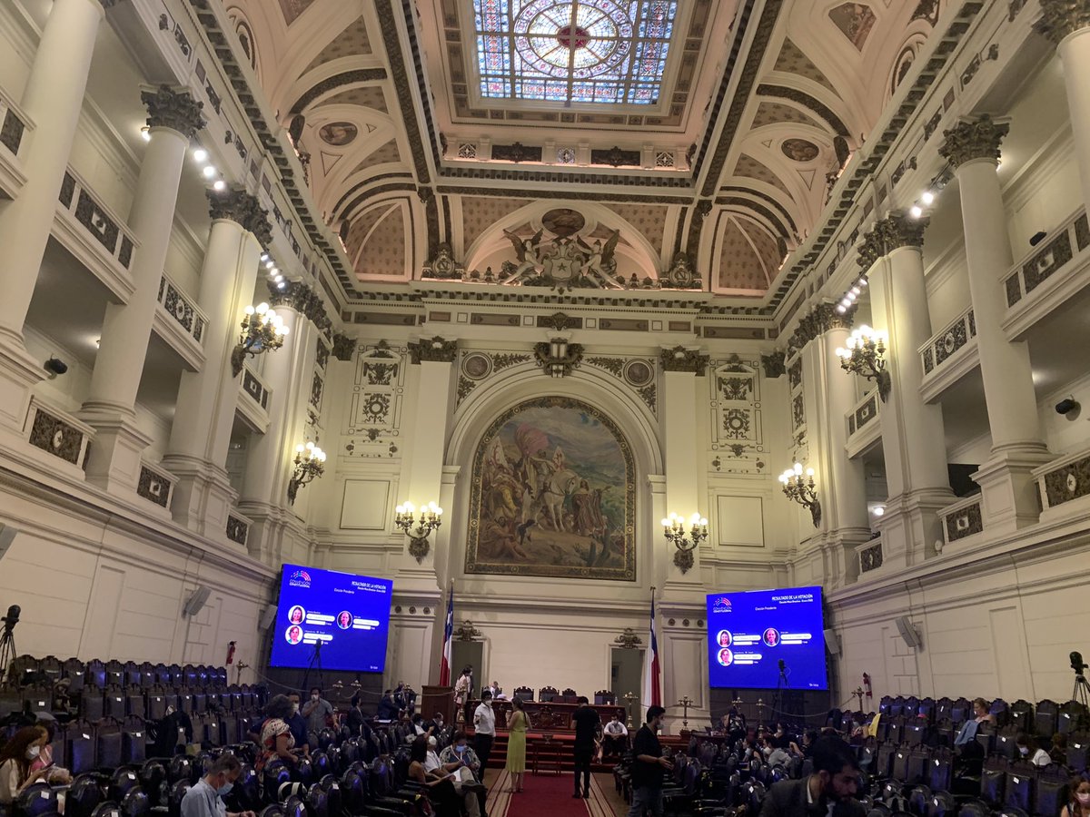 berfontaine's tweet photo. El “mundo de Boric” en acción en la votación por presidente de la #ConvencionConstituyente La izquierda y ultra izquierda se divide y se une en varios grupos sin alcanzar la unión que da gobernabilidad (78 votos). Un aperitivo de lo que será el fraccionado nuevo gobierno? https://t.co/Jxe4Q2K7sS