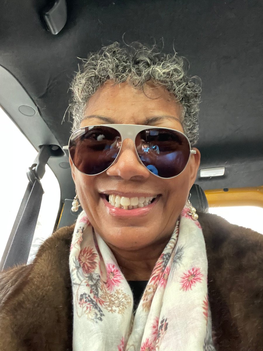 vuliwear's tweet photo. #MadisonSquareGarden to watch Ricki’s youngest daughter’s marriage proposal on the jumbotron. Go #Knicks! Live your #Vulilife &amp; go cure Triple Negative breast cancer!

Get Ricki’s VIP pricing at https://t.co/pw5BeHlw06 use the code: Ricki - RF20
#vuliwear #seebeyond #sunglasses https://t.co/Ki38byOWWX