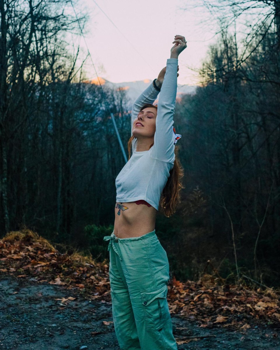 katiecruser's tweet photo. the cdc recommends getting married to the love of your life/best friend/favorite photographer on 2/22/2022 in mountains ❤️ https://t.co/ymvrLiW5ji