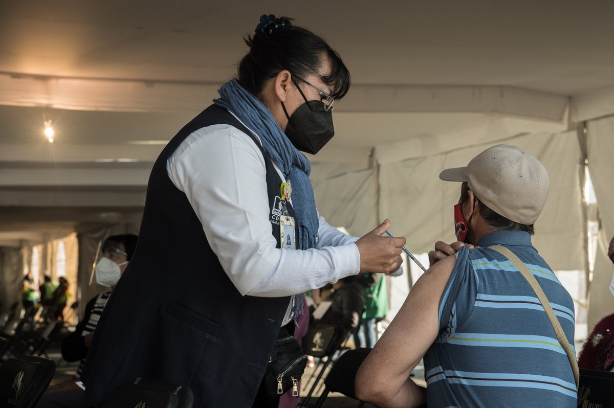 unam_fesz's tweet photo. Iniciamos la XI Jornada de vacunación contra el COVID-19.
Del 4 al 8 de enero, dosis de refuerzo para las personas adultos mayores de 60 años.
¡No bajes la guardia!

#FESZaragoza
#FESZ_centro_de_vacunación
#TodosNosCuidamosEnFESZaragoza https://t.co/nUXhZpjWq3