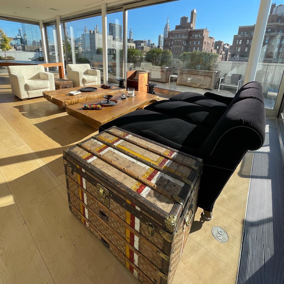 openhousetv's tweet photo. Ho-hum, so think you’ve seen it all? Well, step off your own private elevator into this one-of-a-kind NY Chelsea duplex penthouse, with our friend @jennyvlenz, and be amazed.
New content and surprises this weekend on #OpenHouseTV on NBC. https://t.co/hoJq1zmgzl