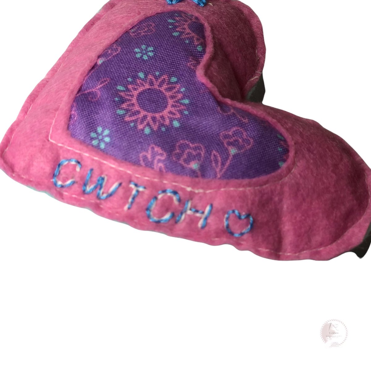 yvensew's tweet photo. NEW PRODUCT JUST LAUNCHED. Send a cwtch : Welsh for hug (pronounced ‘kutch’) to someone to show you care.
Perfect for Valentine’s Day or Dydd Santes Dwynwen 25th Jan. #MHHSBD #madeinwales #welshcrafthour #uketsyhour #smallbizhour https://t.co/KqYGp5bIrI