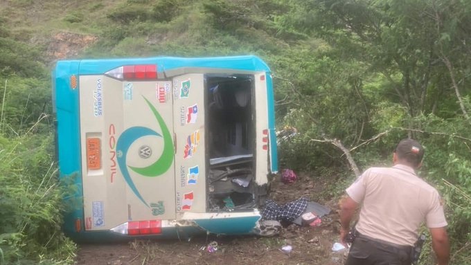 LaVozdeManabiEc's tweet photo. Atención 
Al menos  se reportan 3 personas fallecieron y más de 20 personas heridas tras accidente de bus de la cooperativa Cariamanga en la vía #Loja - #Catamayo. https://t.co/4cDCpyvyYL