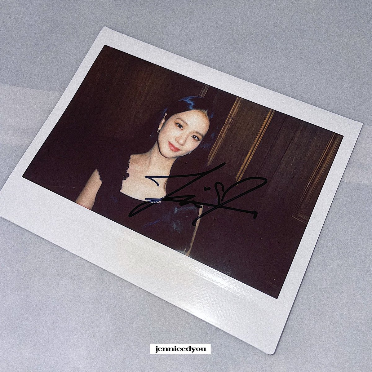 BLACKPINKMXCO's tweet photo. 📸 | Polaroid autografiada que fue sorteada por JTBC para los fans coreanos de #JISOO. @BLACKPINK https://t.co/cfvnC3DLQM