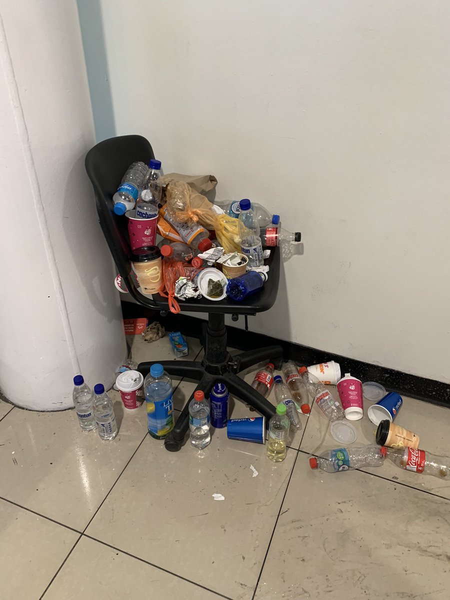 maxjimenezc's tweet image. Oye @NuevoPudahuel  así está la Salma de embarque antes del control de seguridad. Costará mucho una persona de aseo o colocar un basurero ???