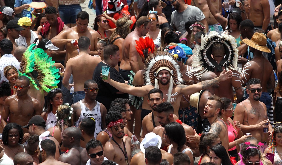 g1's tweet photo. Prefeitura do Rio cancela o carnaval de rua https://t.co/T0gpJUBekj #g1 #carnaval https://t.co/EemzenFCvS