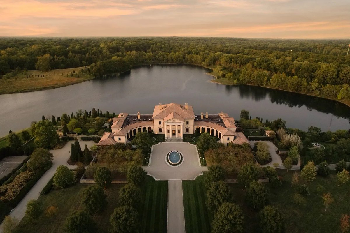MichaelBlanco21's tweet photo. If I gave you 1000 guesses as to where this is located would any of them be N Michigan Rd, Indianapolis? https://t.co/x8ibn6EJ7x