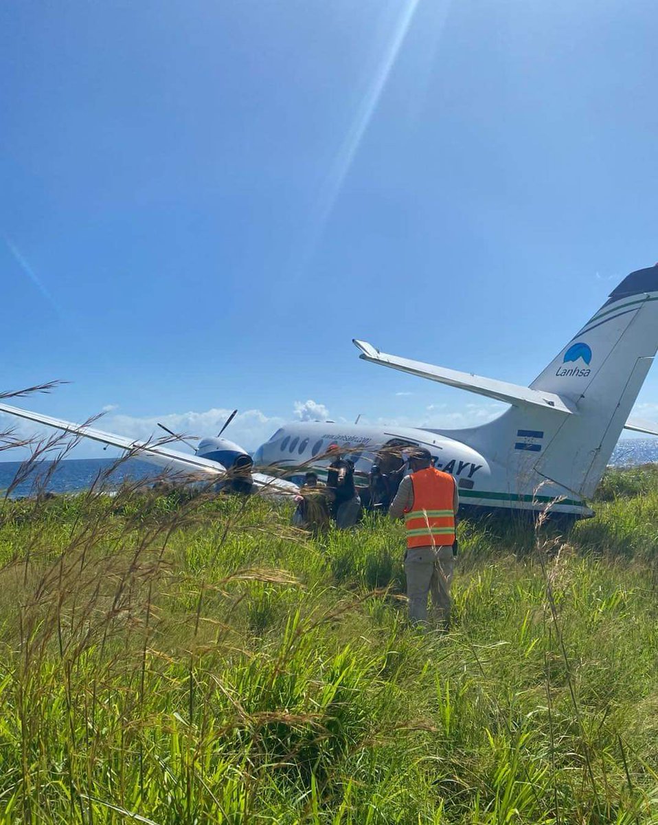 ivancp25's tweet photo. #AccidenteAéreo con salida de pista hace unas horas en el Aeropuerto Juan Manuel Gálvez de #Roatán (Isla Roatán), Mar #Caribe, a 50 Km de la costa norte de #Honduras. La aeronave es un avión #Jetstream31, de la aerolínea #Lanhsa. No hay heridos ni víctimas que lamentar. 05-01-22 https://t.co/dE9UZh1UW1