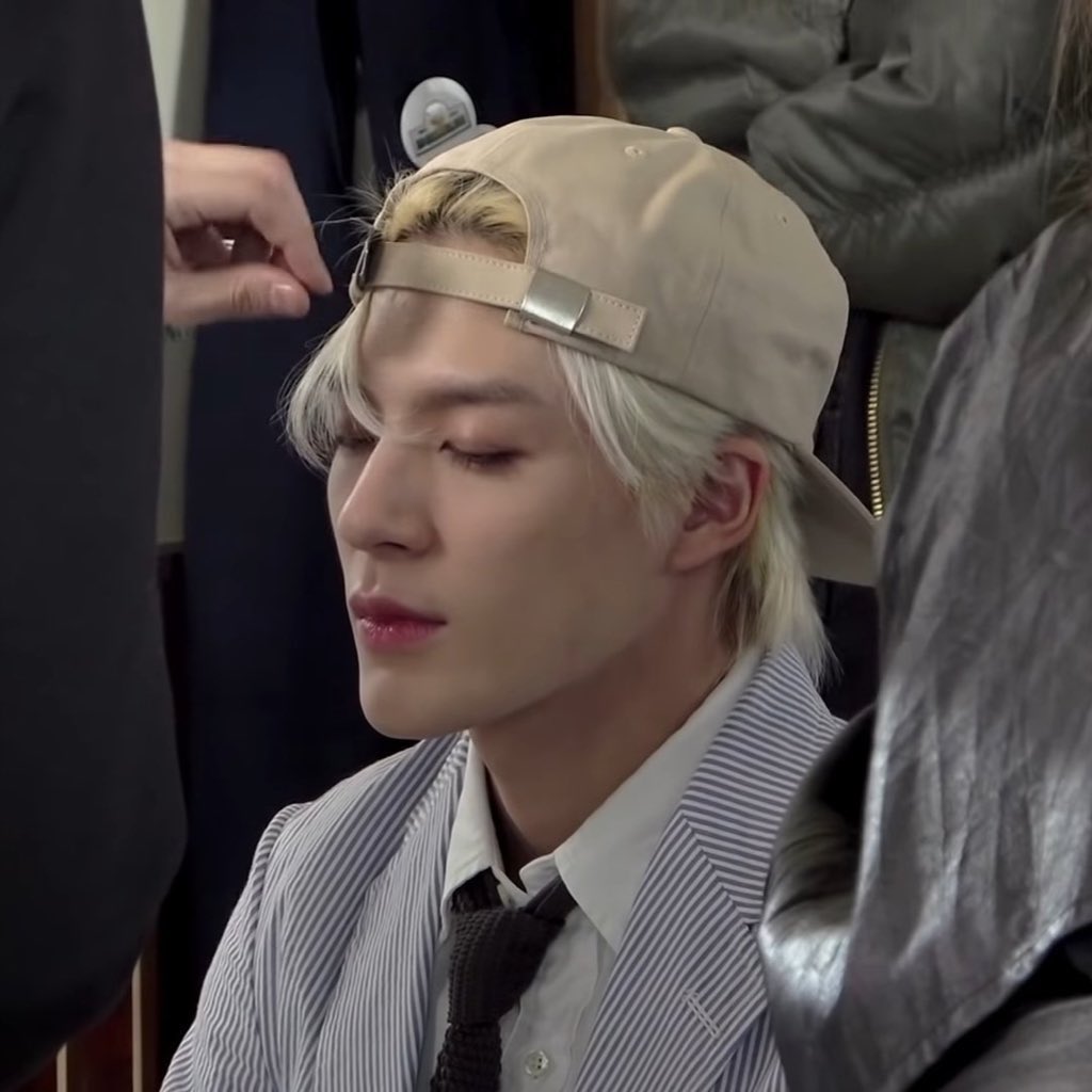 the long blonde hair 😫😫