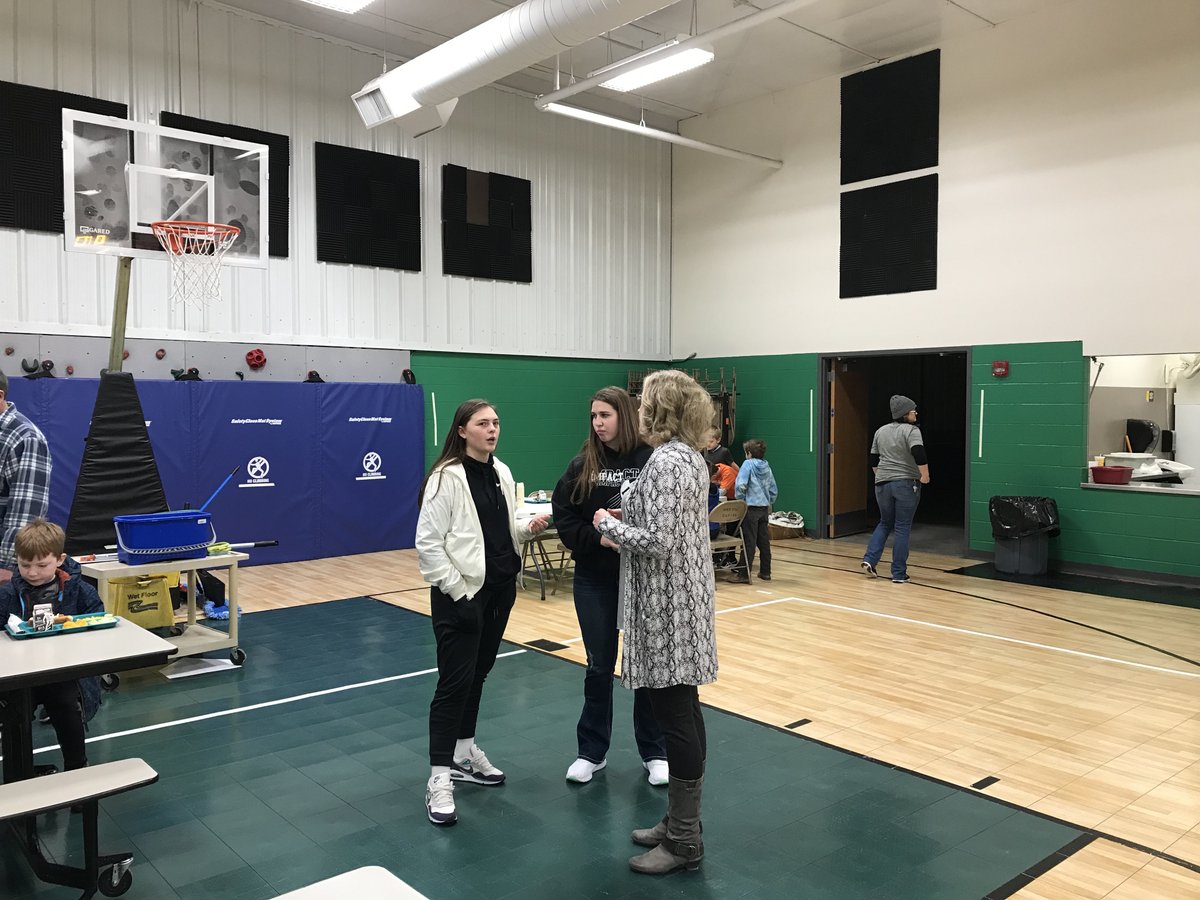 frogsupt's tweet photo. Mrs Blankenship is doing some on-the-job training with PHS students who are starting as lunchroom/playground supervisors. What a gig for HS students—work w our young Greenbacks and pass on wisdom regarding a good game of tag. https://t.co/g6ZTNjDQ2s