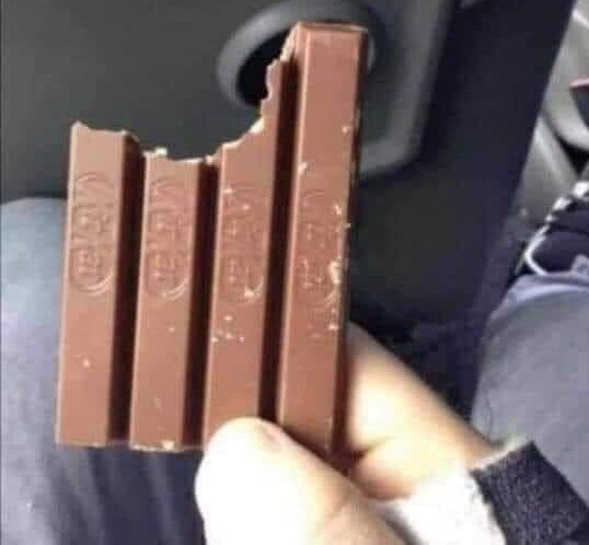 roasters_perm's tweet photo. Imagine falling in love with someone and find out they eat a kit kat like this : https://t.co/ZlxveHrep0