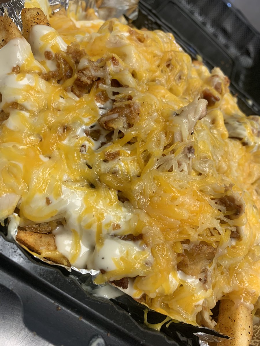 kiso_kitchen's tweet photo. 🚨🚨 Kiso’s kitchen is back on schedule.
First sale of the New Years definitely gonna be our loaded fries! 
Chicken bacon ranch and cheese (add sour cream for .50)
Get it spicy -add jalapeños and a siracha based sauce
Or kiso Style with our famous sauces
DM To order for Sunday! https://t.co/3sfZO1F9y4