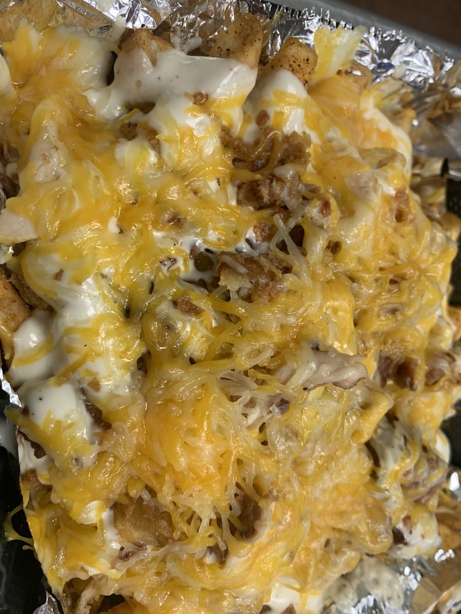 kiso_kitchen's tweet photo. 🚨🚨 Kiso’s kitchen is back on schedule.
First sale of the New Years definitely gonna be our loaded fries! 
Chicken bacon ranch and cheese (add sour cream for .50)
Get it spicy -add jalapeños and a siracha based sauce
Or kiso Style with our famous sauces
DM To order for Sunday! https://t.co/3sfZO1F9y4