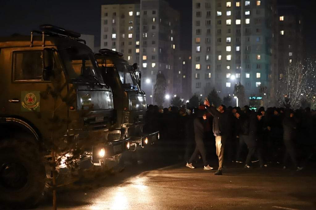 Протесты и чрезвычайное положение в казахстане. Алматы протесты январь 2022. Беспорядки в алма ате 2022. Казахстан беспорядки 2022 токаев. Астана протесты.