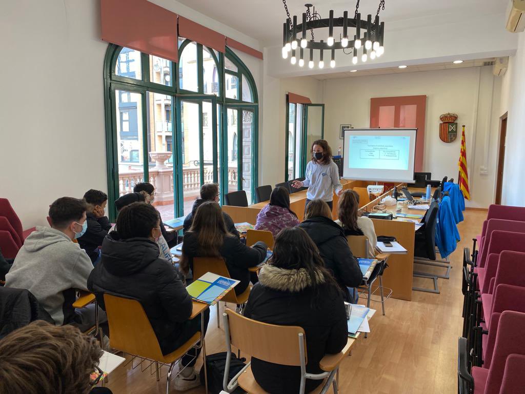 cebllob's tweet photo. Últim dia teòric del #CIATE gestió i organització d’entitats esportives amb alumnes de l’Institut de @AjPalleja 🔝
Avui hem treballat estratègia de màrqueting, publicitat, gestió econòmica (taula tresoreria), enquestes de valoració…💰📊@paulablesa @gusantos81 #cebllobformacio https://t.co/LGM2C744np