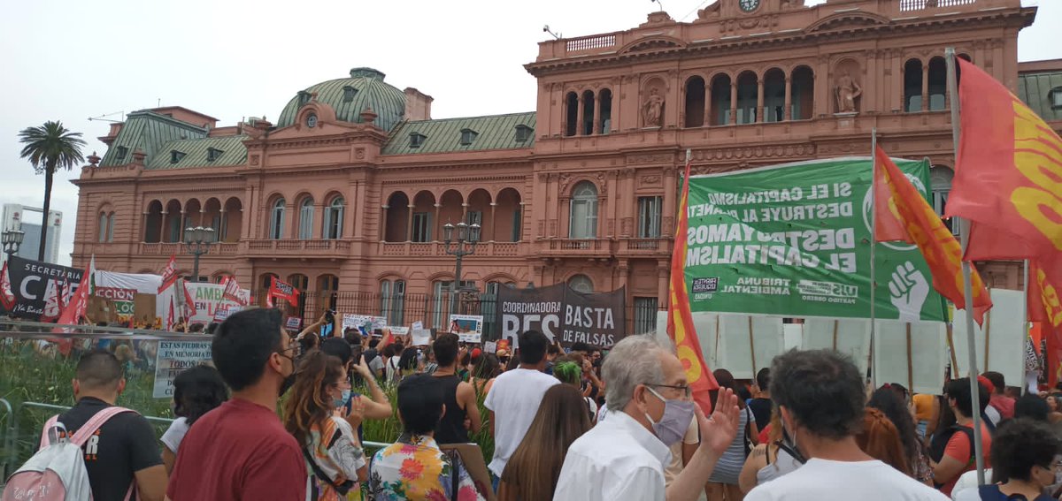 fervilardo's tweet photo. En este momento marchando para repudiar la medida del Gobierno que permite la exploración de petróleo en mar argentino. ¡¡Basta de fracking y de ecocidio!! https://t.co/ozdUv2vgRV