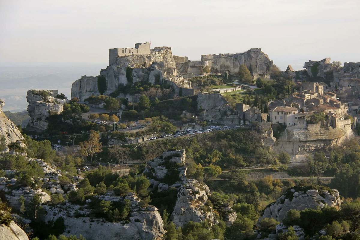 7 Favorite Villages and Vineyards in Provence buff.ly/2X00v2q @perfprovence @AEPTourisme #welovememoirs <a href="/LesBauxTourisme/">Les Baux-de-Provence</a>