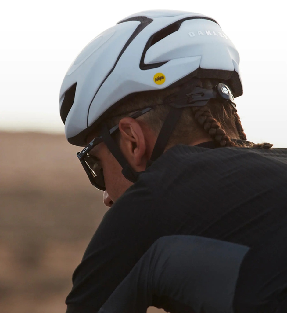 Tuned for speed and ready for heart-pounding sprint finishes, the Oakley ARO5 is an aerodynamic helmet and with a comfortably lightweight design featuring a BOA closure system and MIPS technology for enhanced brain protection #pedaltheplanet #oakley #oakleybike #cycling