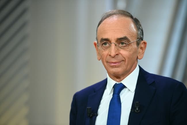 BFMTV's tweet photo. 🔴 EN DIRECT
"Président, j'arrêterai d'emmerder les Français": Zemmour s'oppose à Macron sur les non-vaccinés
https://t.co/kZvHcPQVBy https://t.co/rhfUZ4yktY