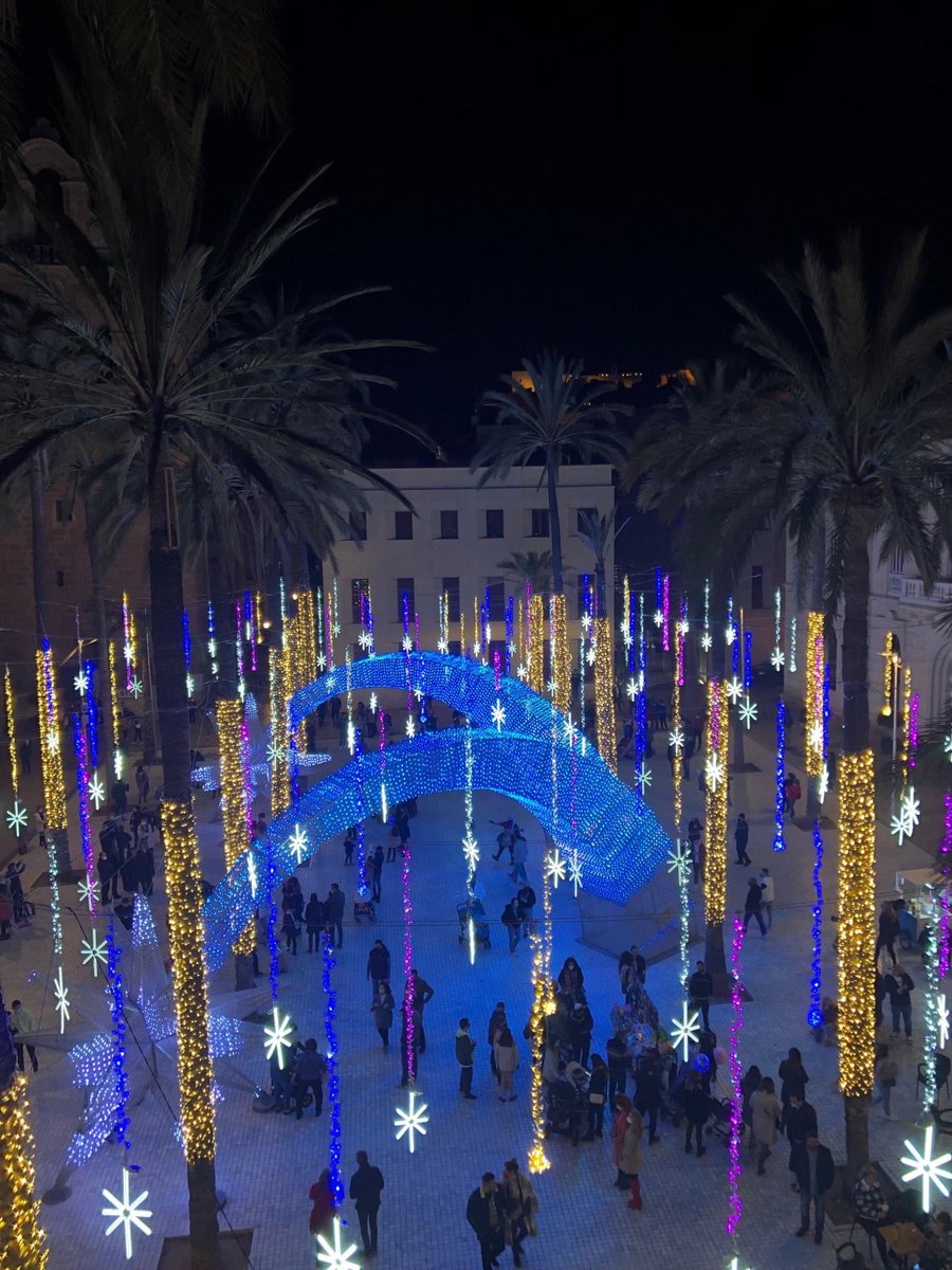 𝙿𝚕𝚊𝚣𝚊 𝚍𝚎 𝚕𝚊 𝙲𝚊𝚝𝚎𝚍𝚛𝚊𝚕  🅐🅛🅜🅔🅡🅘🅐

✨ N  A V I D A D ✨ 

📸 by <a href="/desdeminevera/">Elenacueto</a> 

#cascohistorico #PlazadelaCatedral #lucesdenavidad #Almeria #vistas #hotelCatedral #plazas #catedral #destinosturisticos #costadeAlmeria #Andalucía #España #Europa #almeriaciudad