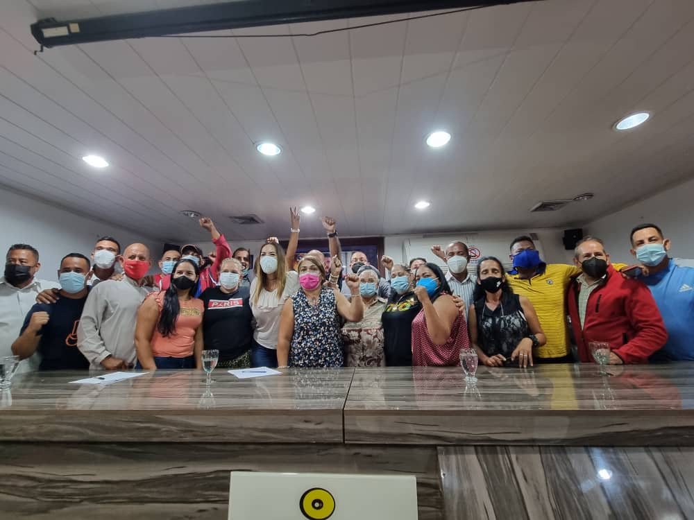 OviedoPSUV's tweet photo. Solo trabajando de manera articulada lograremos que este 2022 esté lleno de victorias para Ciudad Guayana.

#ForjadoresDePatria
#VamosCiudadGuayana https://t.co/nAo15exRBK