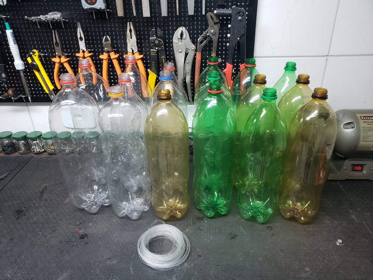 Incandescente79's tweet photo. E você, O que faz com a sua garrafa PET de seu refrigerante quando ele acaba? Eu transformo todas elas em vassouras para a família, com um pouco de criatividade, td da certo.
#FaçaSuaParte
#Recicle
#Recrie
#Reivente
#JoaoDoriaPresidente2022 
#Doria2022 
#ExperiênciaEmGestãoÉTudo https://t.co/jElfV8TkSa