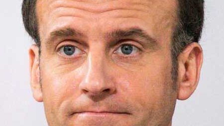 LFeignasse's tweet photo. Le #President #Macron, dit le #Presidingue, oublie que ce sont tous les français qui lui versent son salaire à  la fin de chaque mois, même ceux qu'il veut #emmerder. https://t.co/O8nfRv83UK