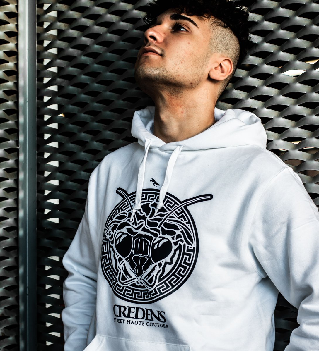 We don’t design clothes, we design dreams  📸 @f_defoto #streetstyle #themantisbrand #urbanstyle #modaurbana #estilourbano #winter #streetwear #enero #fashion