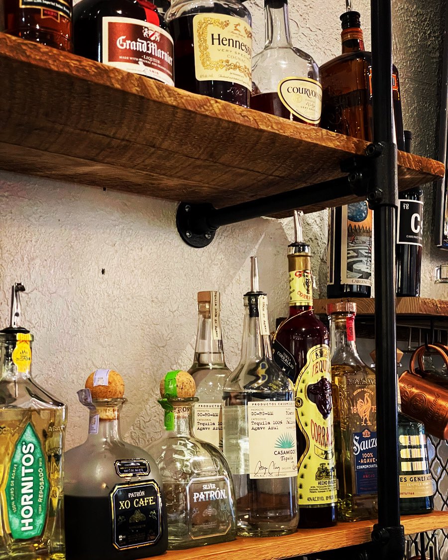 EvolveKandT's tweet photo. We are Back! Come in for a bite and a cocktail! Happy New Year! https://t.co/lCCylNgcdn