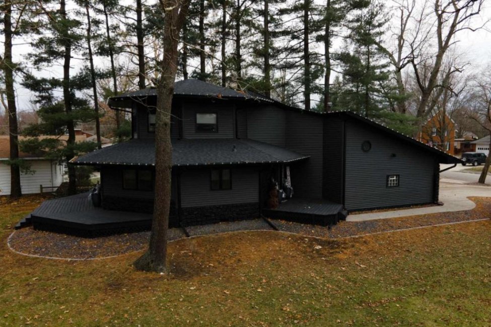 OddityCentral's tweet photo. Illinois “Goth House” Is Black Both Inside and Out  https://t.co/a8Jp7jEUZL #weirdhouse #architecture #gothhouse #viral https://t.co/TcETakJls8