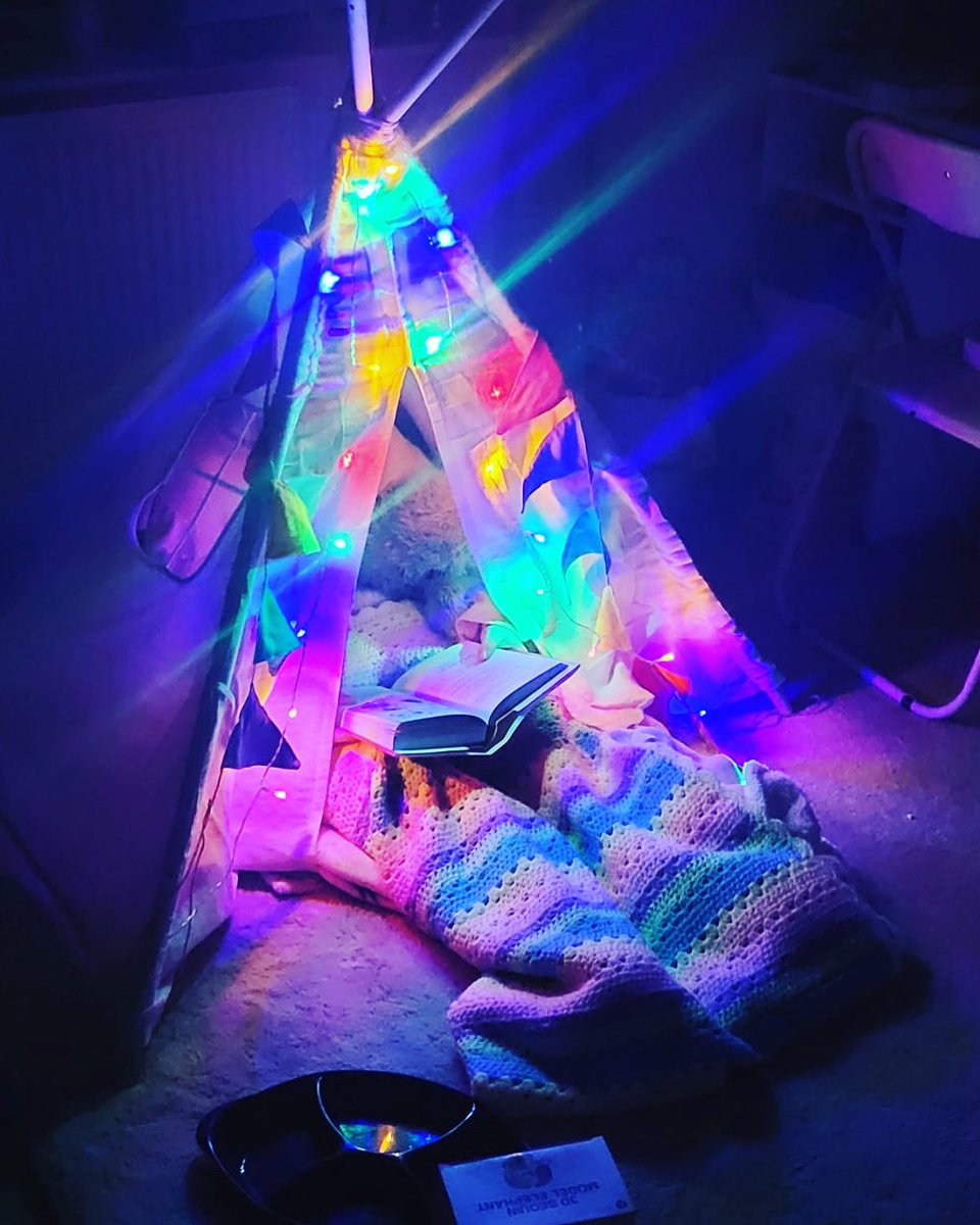 Gloriouscharlie's tweet photo. Last check on my daughter - who is supposed to be asleep - to find her like this. Of course I left her.
#youngreaders #kidnormal https://t.co/zCvXCleU6k