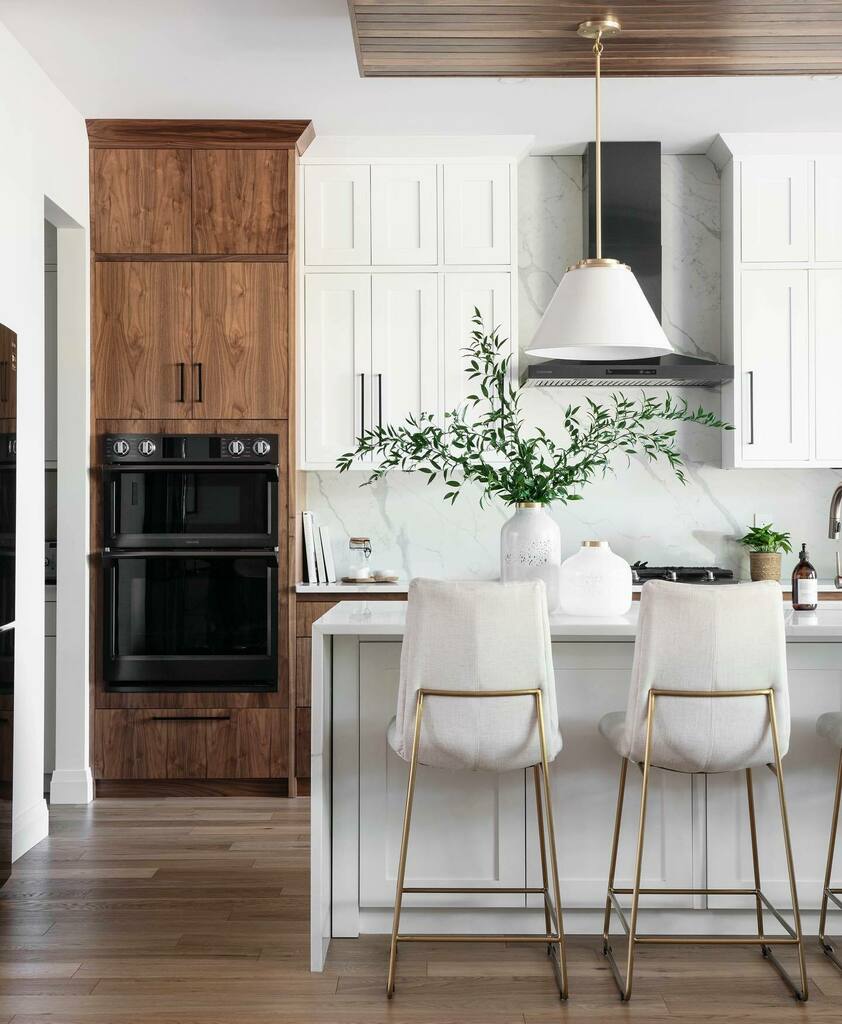 LeclairDecor's tweet image. 2022 is bursting with excitement here at LD! We have so many project reveals in store, many of which have been years in the making thanks to a certain pandemic 😅. We’re embracing the new year, new projects, and new inspiration!

Stay tuned for sneak … instagr.am/p/CYUuBl9lKLp/