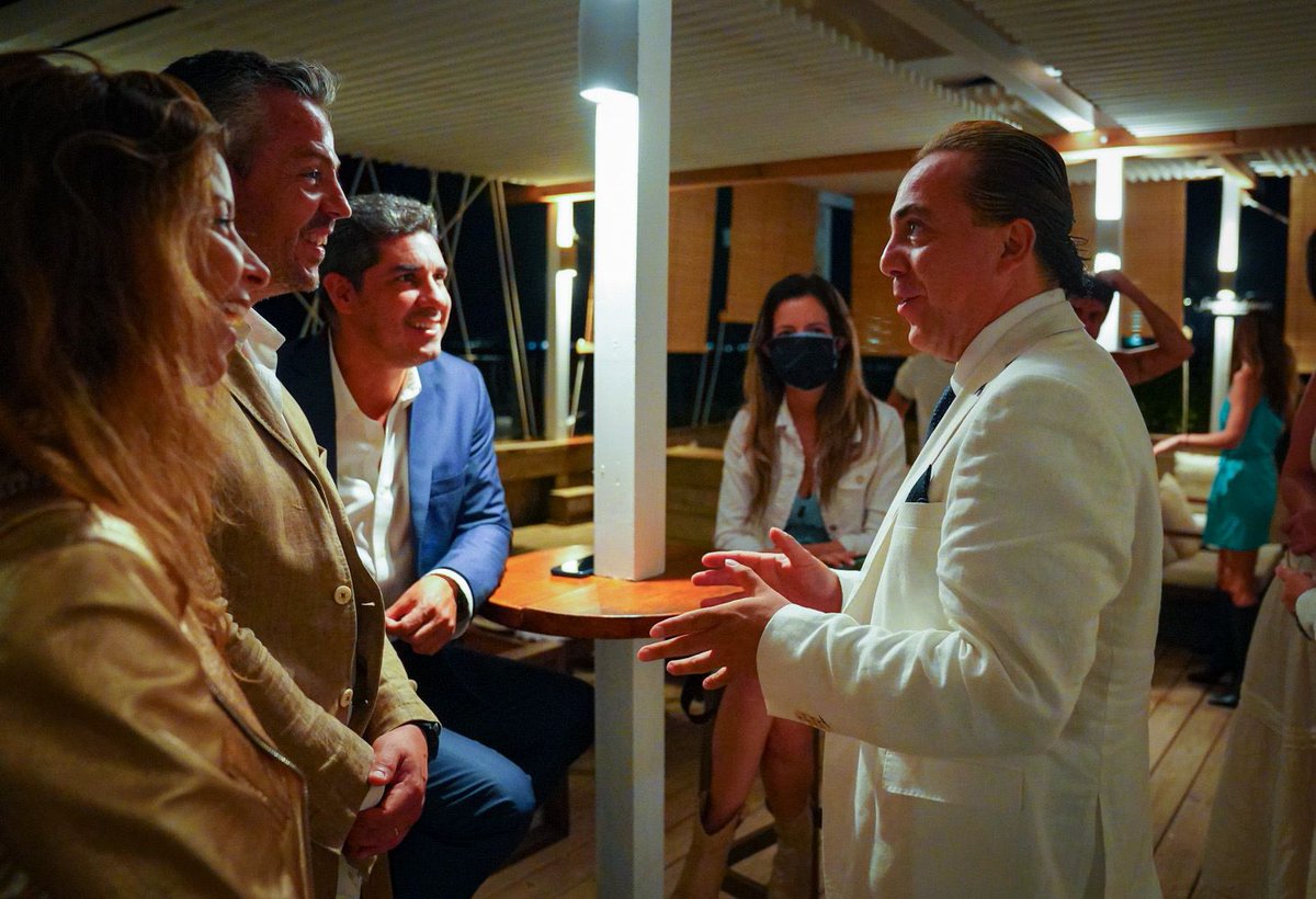 Cristian Castro continúa por Punta del Este, y anoche salió a cenar con amigos. Javier Azcurra, Ignacio Sarmiento, Leo Mateu, Maxi Pardo entre otros asistieron a una velada especial en #Osaka.  #Maldonado #puntadeleste #CristianCastro
Mirá el video: youtube.com/watch?v=Cu8mY4…