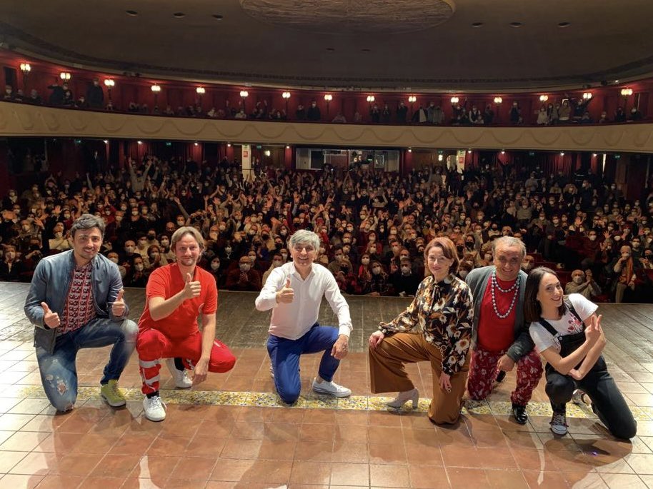 Vincenzo Salemme (@salemmeofficial) on Twitter photo Prima al <a href="/TeatroManzoni/">Teatro Manzoni</a> di Milano..che emozione! GRAZIEEE❤️🍕#napoletanoefammenapizza #tournée #milano #teatro #teatromanzoni #debutto #iovadoalteatro #grazie Prima al <a href="/TeatroManzoni/">Teatro Manzoni</a> di Milano..che emozione! GRAZIEEE❤️🍕#napoletanoefammenapizza #tournée #milano #teatro #teatromanzoni #debutto #iovadoalteatro #grazie