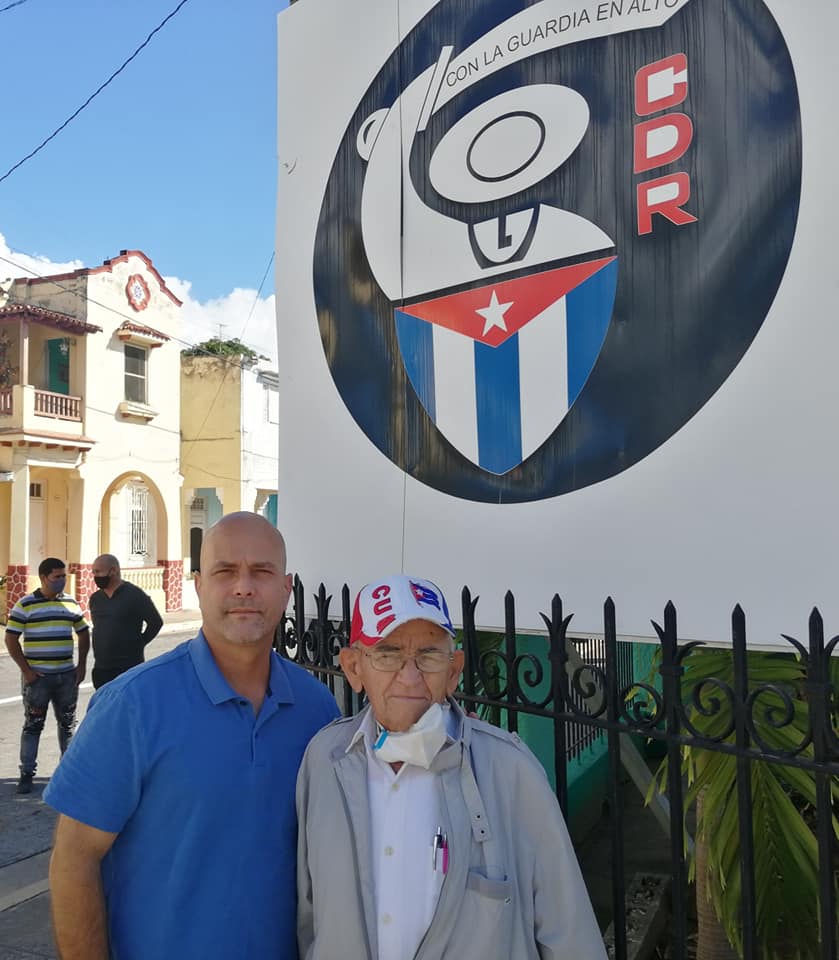 GHNordelo5's tweet photo. El 28 de septiembre de 1960 Gabriel Venereo escuchó a #Fidel hablar de la necesidad de crear los CDR y al otro día ya estaba organizando el primero de su natal #PinarDelRío, donde aun es coordinador de una zona. ¡Gracias por su ejemplo! #CDRCuba #CubaVive #Cuba #SomosDelBarrio https://t.co/xKNHJiqfdr