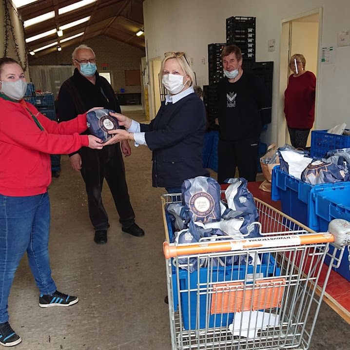 dat niet iedereen het zich kan veroorloven om oliebollen te kopen. Wij hebben daarom 500 oliebollen gedoneerd aan de voedselbank zodat iedereen in Zevenaar genietend 2022 in kon gaan.

Medio november 2022 openen we onze webshop op oliebollenzevenaar.nl weer.