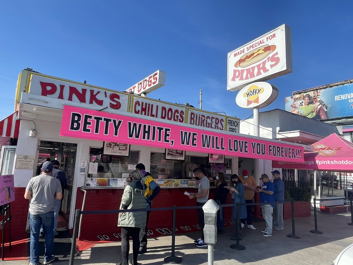 WEHO_TIMES's tweet photo. https://t.co/KJps5PT2vS - We just stopped at @pinkshotdogs and bought the #BettyWhiteNakedDog - 100% proceeds for each of Betty’s Hot Dog is being donated to the @LAZoo - #wehotimes #BettyWhite #RIPBettyWhite #weho #westhollywood #pinkshotdog https://t.co/sMdCDZE5NX