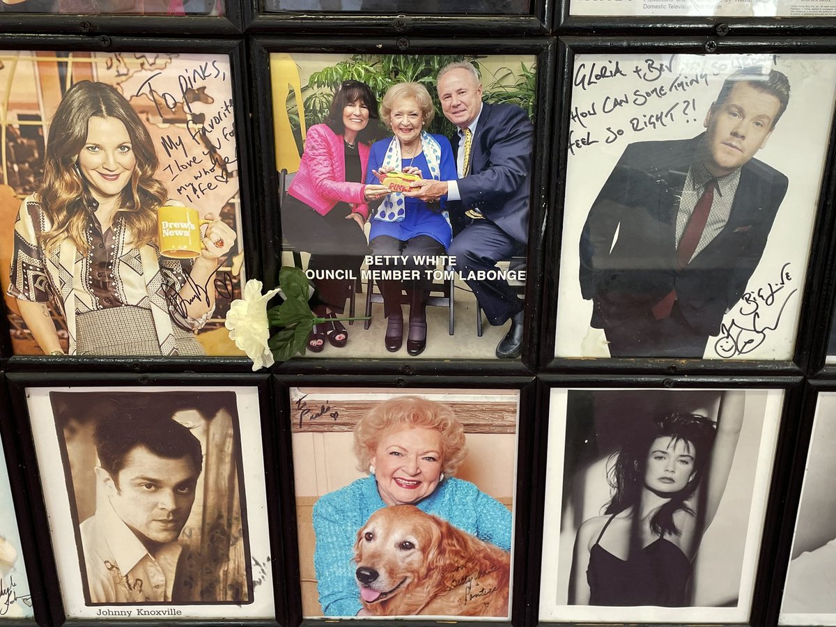 WEHO_TIMES's tweet photo. https://t.co/KJps5PT2vS - We just stopped at @pinkshotdogs and bought the #BettyWhiteNakedDog - 100% proceeds for each of Betty’s Hot Dog is being donated to the @LAZoo - #wehotimes #BettyWhite #RIPBettyWhite #weho #westhollywood #pinkshotdog https://t.co/sMdCDZE5NX