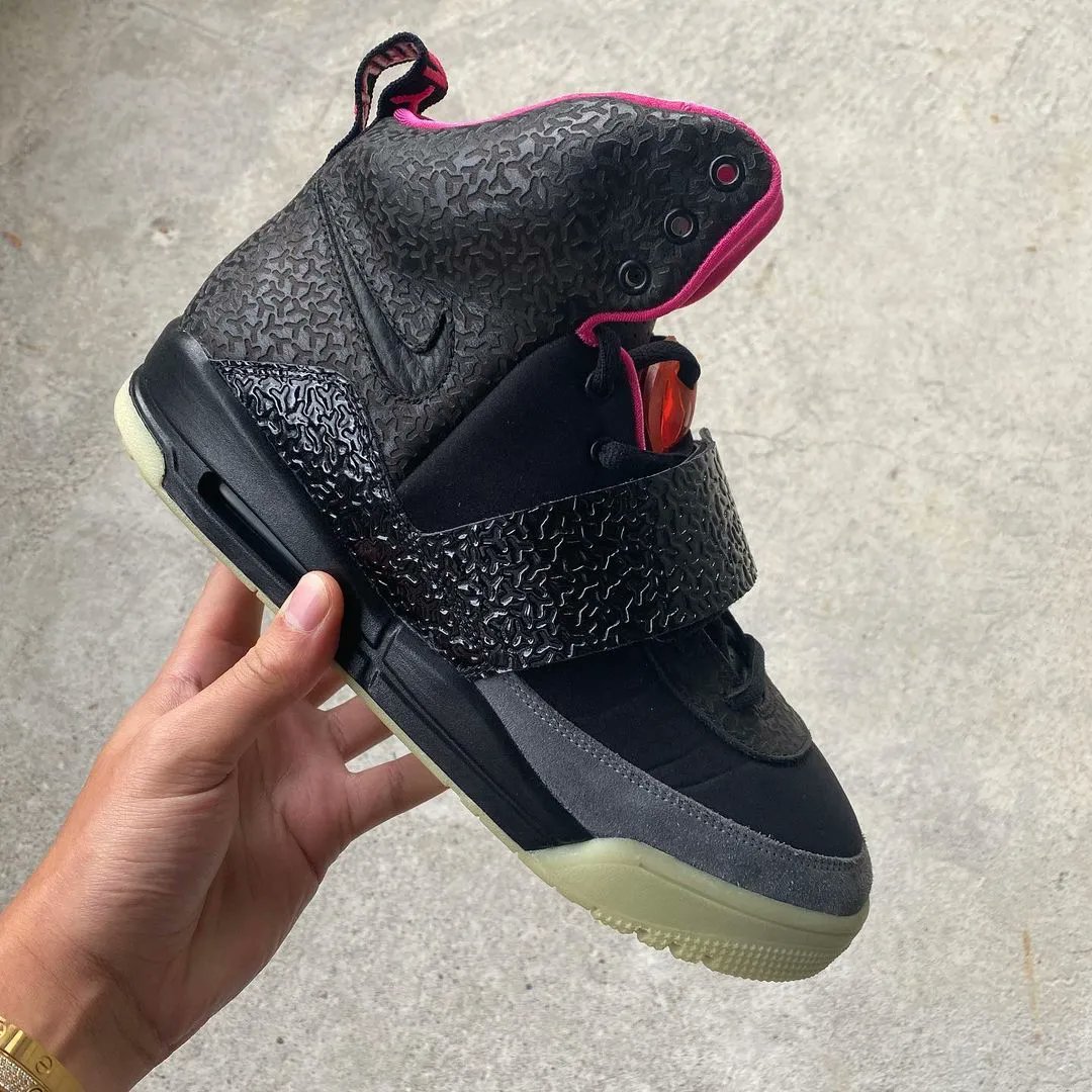 SneakerNews's tweet photo. If they don't know what these are, they're too young for you...
(Photo via curatedvan/IG) https://t.co/ZX9BDTIRZv