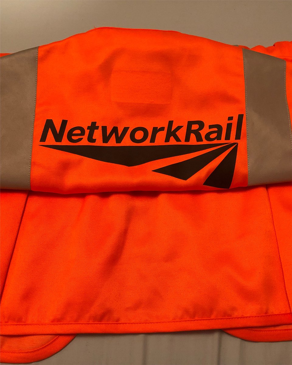 dannidreaming's tweet photo. First day in my new job. To say I bloody loved it is an understatement. Anyone who knows me, knows I love 🤓 trains and the railway. Signaller across four boxes close to Wembley. Also a dream to always work in London. #trains #london #signaller #NetworkRail https://t.co/ir73Xav2LC