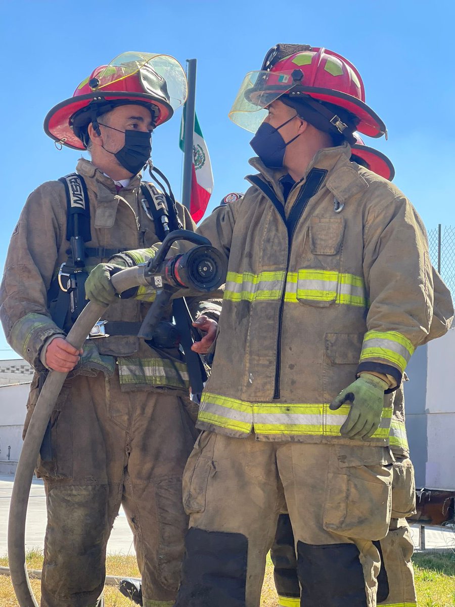FerFlores_Emp's tweet photo. Me siento orgulloso de todos aquellos bomberos que arriesgan su vida todos los días por nosotros.

Con este  uniforme sentí la gran responsabilidad que tienen.

#CiudadanosGobernando
#Bomberos
#Todomiapoyo https://t.co/7h5lm0X3Tw