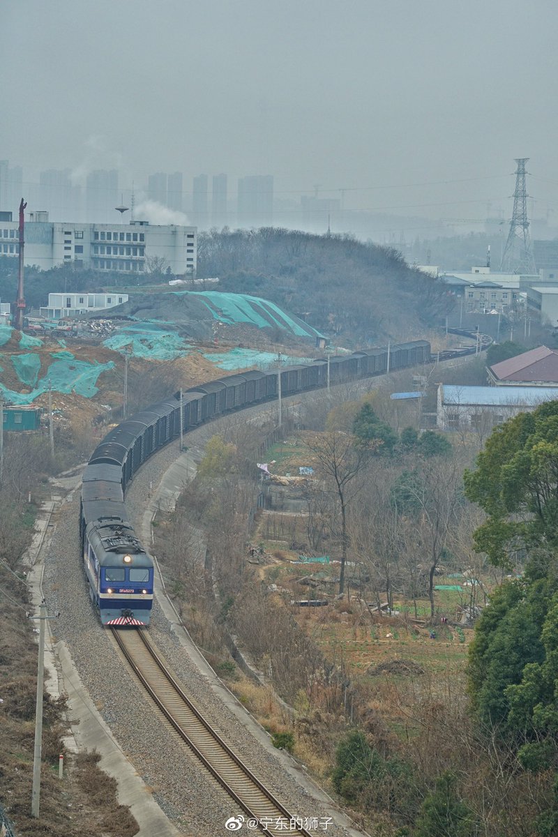 SakunaiHinata's tweet photo. 城北の汽車
写真:寧東的獅子
#おはようトレイン #中国鉄道 #火曜日の貨車 #DF8B https://t.co/lJaL60G8Pw