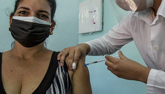 RPolancoF's tweet photo. #Cuba cuenta hoy con 449 policlínicos y 11 406 consultorios. Los médicos y enfermeras de la familia constituyen la esencia de nuestro sistema de salud. 

Por su entrega, solidaridad y humanismo son acreedores de la admiración del pueblo.

#CubaVive 

https://t.co/Rm34sgVZAE https://t.co/PO7OyNML54
