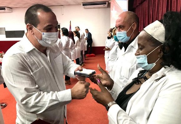 RPolancoF's tweet photo. #Cuba cuenta hoy con 449 policlínicos y 11 406 consultorios. Los médicos y enfermeras de la familia constituyen la esencia de nuestro sistema de salud. 

Por su entrega, solidaridad y humanismo son acreedores de la admiración del pueblo.

#CubaVive 

https://t.co/Rm34sgVZAE https://t.co/PO7OyNML54