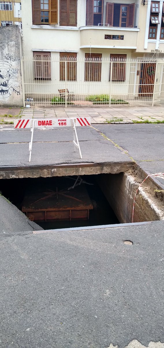 hunderc's tweet photo. @Prefeitura_POA quando irão resolver isto ? Risco imenso para pedestres e veículos. Na rua Barão do Triunfo em frente ao @dmaepoa do Menino Deus. Estão esperando uma tragédia ? https://t.co/6N1xYLTJUP