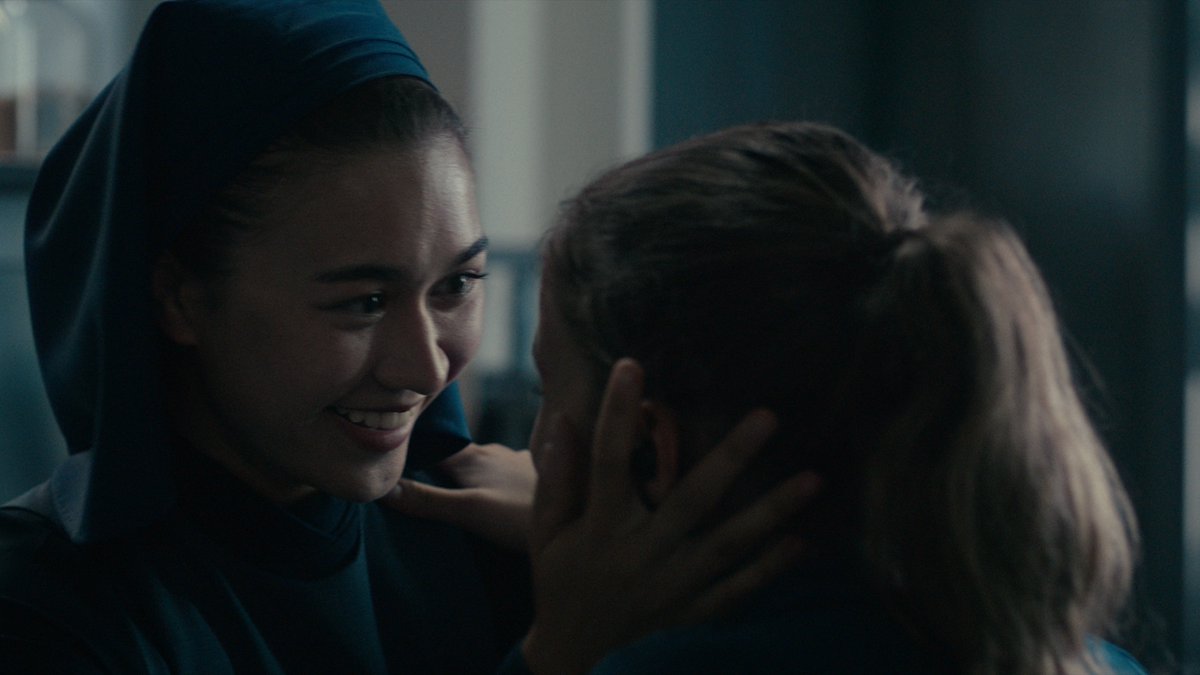 NetflixGeeked's tweet image. face cradling? it&apos;s a girl thing.