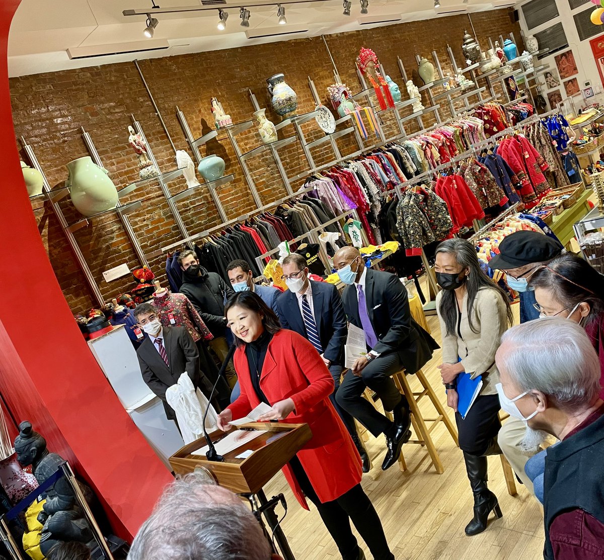 mayorsCAU's tweet photo. For 50+ years, @PearlRiver_Mart has been a landmark NYC destination shop. @NYCMayor signed an Executive Order today that will support small businesses like this iconic Asian American institution by cutting red tape, reducing needless fines, and more. https://t.co/sxOWxbFLON #AAPI https://t.co/YaRMSg8guA