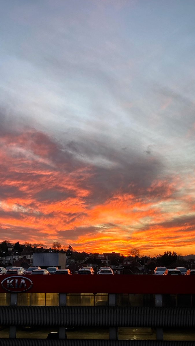 amoola_83's tweet image. After a grey and rainy start, the sun came out this evening! 😍🌆  #London #londonsunset #tuesdayvibe  @ThePhotoHour @StormHour